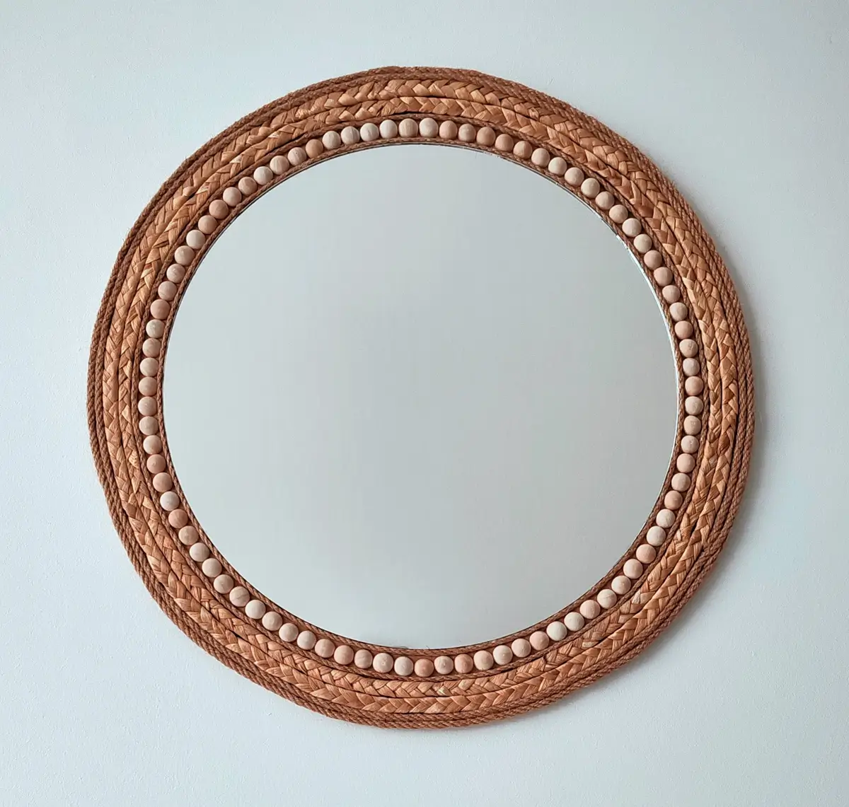 Espejo de pared Jacinto redondo en jacinto de agua y yute con bolas de madera estilo bohemio Sweetlar